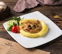 Бефстроганов из курицы с картофельным пюре