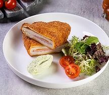 Кордон блю с соусом крем-чиз