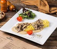 Бефстроганов из говядины с картофельным пюре