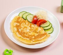 Омлетик с сыром и свежим огурчиком