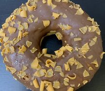 Донат с карамельной начинкой и посыпкой