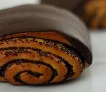 Булочка маковая в шоколадной глазури