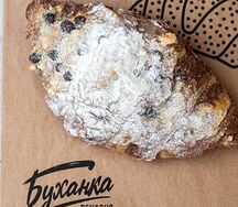 Круассан с шоколадом и вишней