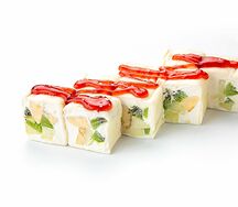 Сладкий ролл с клубничным соусом