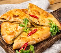 Кубдари с рубленым мясом ягненка и специями