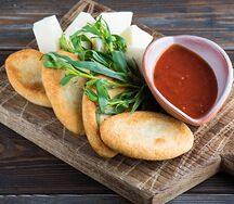 Мчади с имеретинским сыром и соусом сацебели