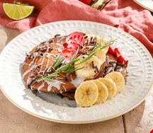 Шоколадные панкейки со сгущенным молоком и бананом