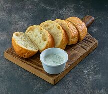 Домашний хлеб пшеничный со сметанно-чесночным соусом