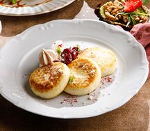 Сырники из деревенского творога с изюмом