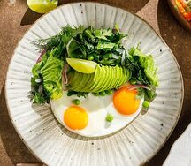 Ароматная яичница с авокадо и зеленью