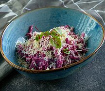 Салат с телятиной, козьим сыром и свеклой