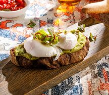 Ржаной тост с авокадо и яйцом пашот 