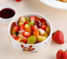 Фруктовый салат с ягодным соусом