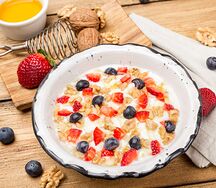 Мацони с ягодами, медом и грецким орехом