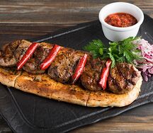 Седло ягненка на пряной лепешке