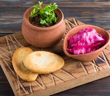 Лобио по-мегрельски с мчади и острой капустой