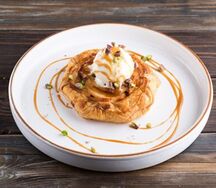 Яблочный пирог с мороженым