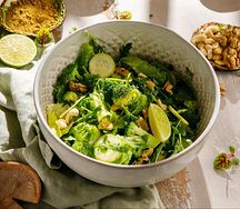 Зеленый салат с брокколи и авокадо