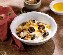 Мацони с медом и орехами