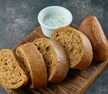 Домашний хлеб ржаной со сметанно-чесночным соусом