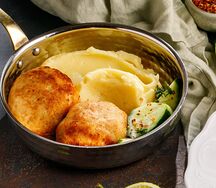 Рыбные котлеты с пюре и соусом тартар