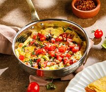 Омлет с овощной сальсой и сыром