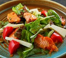 Теплый салат с лососем и сыром сулугуни