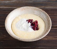 Кукурузная каша со страчателлой и вишней