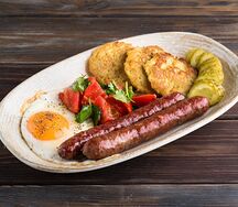 Глазунья с колбасками и драниками