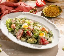 Салат с копченым лососем и авокадо