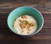 Овсяная каша с орехами и медом