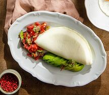 Белковый омлет с авокадо и томатами