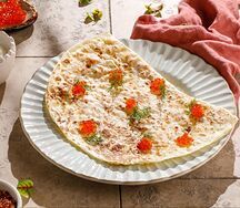 Кутаб с корюшкой, копченым лососем и икрой 