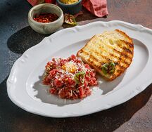 Тартар из говядины с пармезаном и тостами