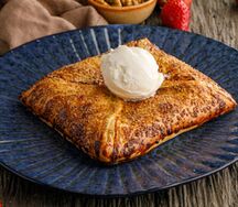 Теплый маковый пирог с мороженым