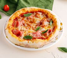 Пицца с ветчиной и томатами