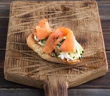 Брускетта с лососем