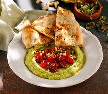 Гуакамоле с томатами и пряной лепешкой