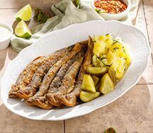 Жареная корюшка с картофелем и малосольным огурцом