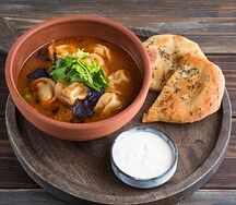 Томатный суп с пельменями из ягненка