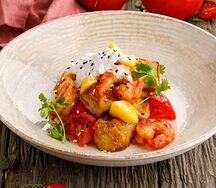 Теплый салат с креветками, хрустящими баклажанами и манго