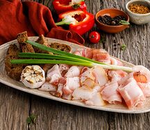 Ассорти сала с луком и тостами