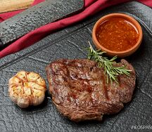 Телячья вырезка на гриле с имбирным соусом