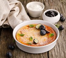 Творожная запеканка со сметаной и вареньем