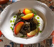 Долма с уткой и карамелизованными яблоками