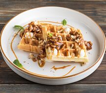 Вафли с соленой карамелью, орешками и творожным муссом