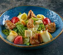 Теплый салат с курицей гриль и копченым сулугуни