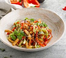 Салат с хрустящей курицей и имбирной заправкой