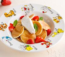 Мини-оладушки с клубникой, кленовым сиропом и муссом