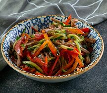 Салат из свежих овощей и отварной телятины